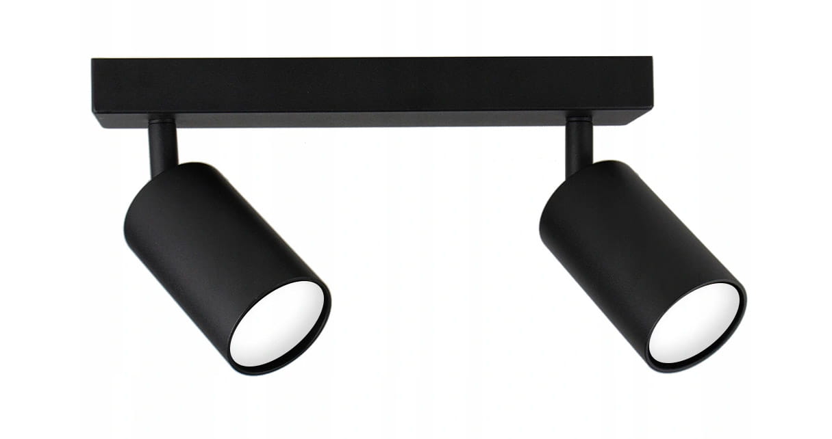 Czarna lampa sufitowa (spot) z dwoma ruchomymi punktami świetlnymi, zamocowana na prostokątnej podstawie. Kąt ujęcia frontalny, ukazujący cylindryczny kształt opraw świetlnych. Prosta, nowoczesna forma.