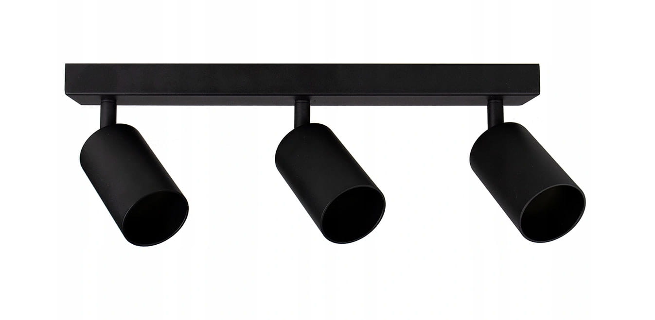 Czarna lampa sufitowa 3-punktowa z metalowymi reflektorami w formie cylindrów, zamocowana na prostokątnej podstawie. Reflektory są regulowane, co pozwala na kierowanie światła. Produkt prezentowany na jednolitym tle.