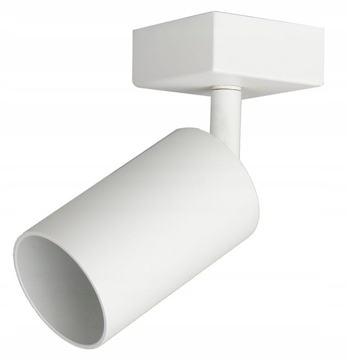 Biała lampa sufitowa typu spot, jednopunktowa. Okrągła, cylindryczna obudowa z matowego metalu, zamocowana na kwadratowej podsufitce. Ujęcie z boku, pod kątem, ukazujące kształt i mocowanie. Idealna do oświetlenia wnętrz.