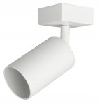 Biała lampa sufitowa typu spot, jednopunktowa. Okrągła, cylindryczna obudowa z matowego metalu, zamocowana na kwadratowej podsufitce. Ujęcie z boku, pod kątem, ukazujące kształt i mocowanie. Idealna do oświetlenia wnętrz.