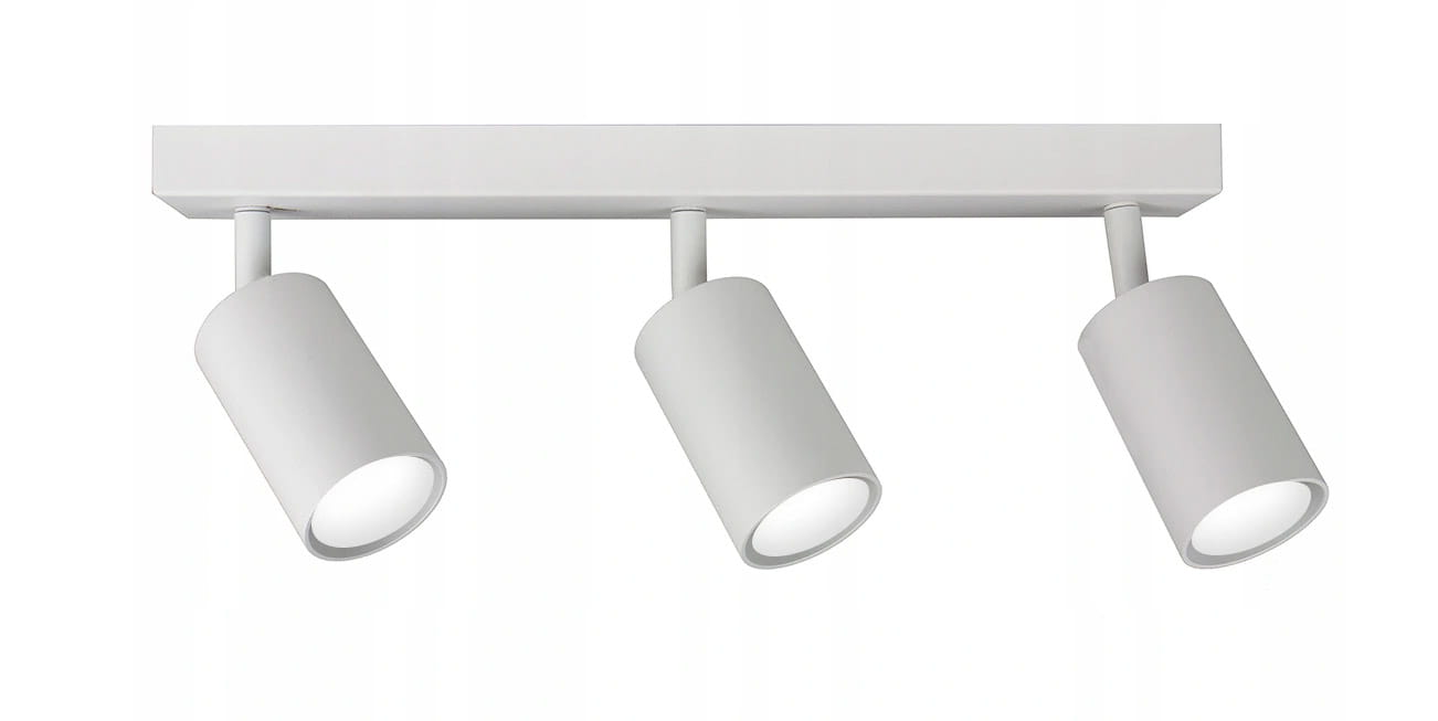 Lampa sufitowa Spoti 3-punktowa w kolorze białym z cylindrycznymi kloszami, zamontowana na prostokątnej podstawie. Klosze skierowane w różnych kierunkach, umożliwiające regulację oświetlenia. Prosty, nowoczesny design, idealny do różnych wnętrz.