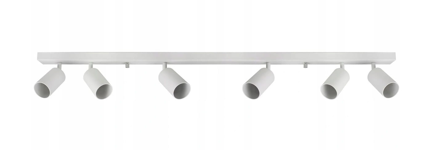 Lampa sufitowa Spoti, 6-punktowa, w kolorze białym. Składa się z prostokątnej podstawy oraz sześciu cylindrycznych opraw, skierowanych w różnych kierunkach. Elementy zamontowane na stałe, prezentowane na jednolitym tle.