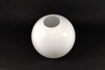 Klosz szklany w kształcie kuli o średnicy 140 mm, wykonany z błyszczącego białego szkła. Widoczny otwór na górze, kąt ujęcia z boku, tło czarne. Idealny do lamp lub jako dekoracja.