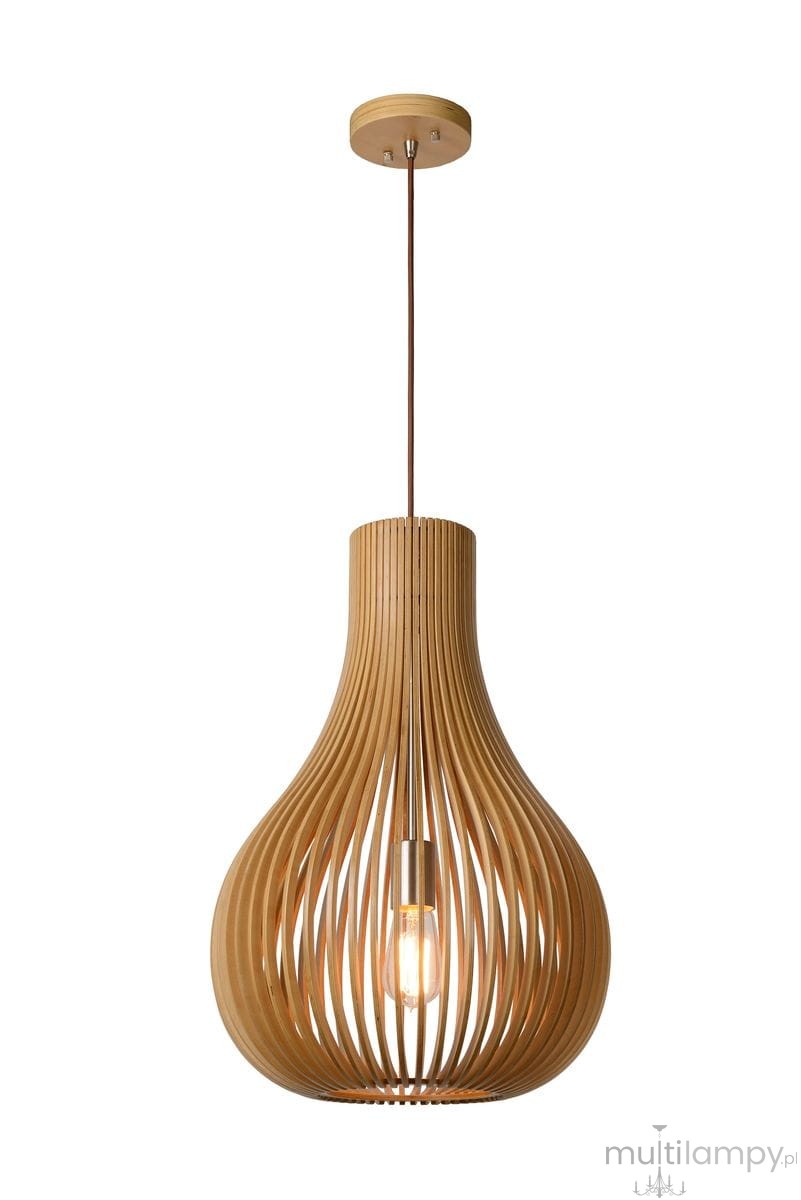 Lampa wisząca Bodo w jasnym drewnie, o kształcie przypominającym kroplę. Posiada cienkie, wydrążone elementy, przez które widać żarówkę. Zawieszona na cienkim przewodzie, montowana do sufitu. Transparentne tło podkreśla jej naturalny wygląd.