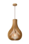Lampa wisząca Bodo w jasnym drewnie, o kształcie przypominającym kroplę. Posiada cienkie, wydrążone elementy, przez które widać żarówkę. Zawieszona na cienkim przewodzie, montowana do sufitu. Transparentne tło podkreśla jej naturalny wygląd.
