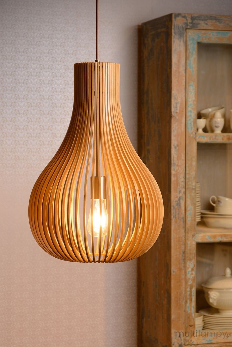 Lampa wisząca Bodo 1-punktowa w jasnym drewnie, w kształcie butelki, z wyeksponowanym żarówką. Ujęcie z przodu, zawieszona na cienkim przewodzie, w tle widoczne meble w stylu vintage.