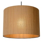 Lampa wisząca Magius 1-punktowa w kolorze czarnym, z okrągłym, teksturowanym kloszem. Klosz wykonany z cienkich pasków materiału, tworzących efektowne światło. Ujęcie z boku, z widocznym detalem w środku.