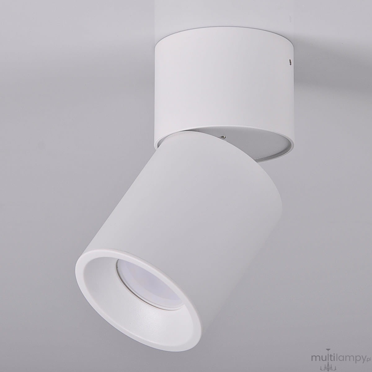 Biała lampa sufitowa Astra, 1-punktowa, z cylindrycznym kloszem skierowanym w dół. Ujęcie z boku, ukazujące gładką powierzchnię i nowoczesny design. Lampa zamontowana jest na suficie, w minimalistycznym stylu.
