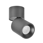 Czarna lampa sufitowa Astra w formie spotu, z metalowym, matowym wykończeniem. Ujęcie z boku, pokazujące zamontowaną lampę z lekko nachyloną głowicą, skupiającą światło w okrągłym kloszu. Prosty, nowoczesny design.