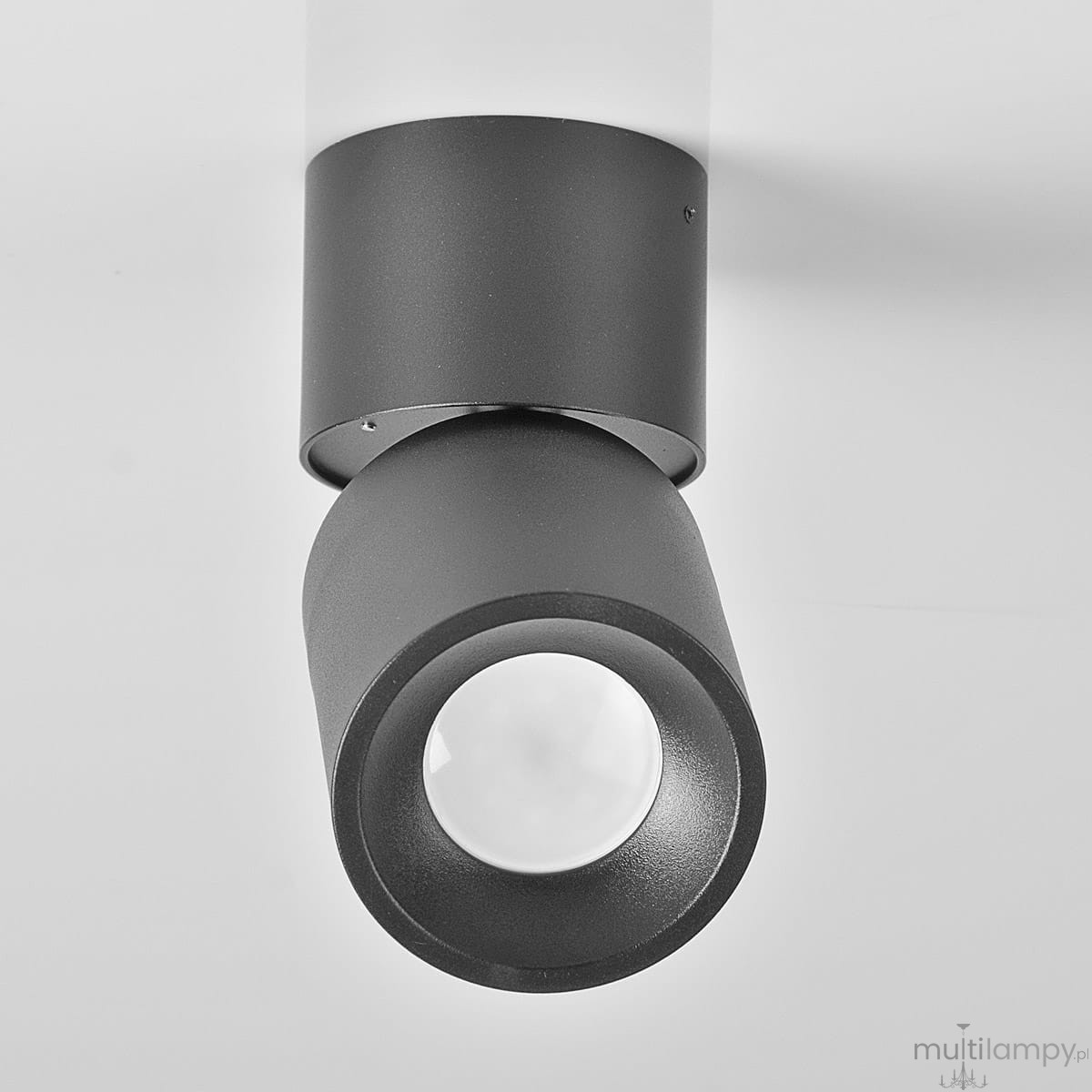 Czarna lampa sufitowa Astra, 1-punktowa, z okrągłym kloszem skierowanym w dół. Wykonana z matowego metalu, zamontowana na suficie. Klosz ma gładką powierzchnię, a jego średnica jest wyraźnie widoczna.