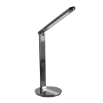 Czarna lampka biurkowa Serra LED 9W z regulacją barwy światła (3000K-6500K). Posiada smukłą, nowoczesną konstrukcję z okrągłą podstawą. Ujęcie z boku, ukazujące nachyloną głowicę lampy. Idealna do użytku biurowego i domowego.