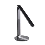 Czarna lampka biurkowa Serra LED o mocy 9W, z regulacją temperatury barwowej 3000K-6500K. Stojąca, z okrągłą podstawą i cienkim, prostokątnym ramieniem. Włącznik dotykowy na podstawie.