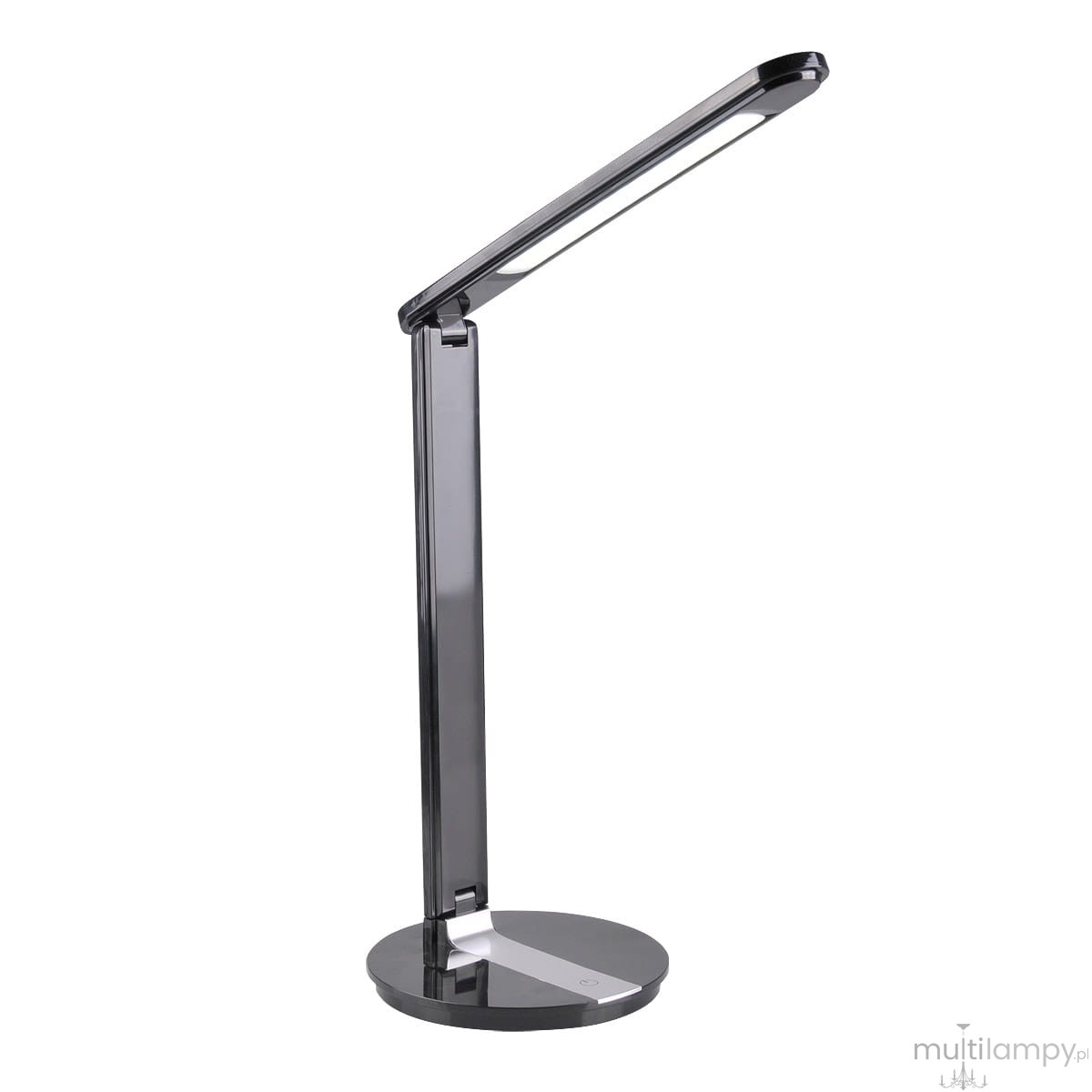 Czarna lampka biurkowa Serra LED o mocy 9W z regulacją temperatury barwowej od 3000K do 6500K. Posiada nowoczesny, smukły kształt, z prostą podstawą i nachyloną głowicą. Ujęcie z boku, produkt stoi na gładkiej powierzchni.