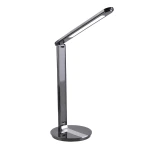 Czarna lampka biurkowa Serra LED o mocy 9W z regulacją temperatury barwowej od 3000K do 6500K. Posiada nowoczesny, smukły kształt, z prostą podstawą i nachyloną głowicą. Ujęcie z boku, produkt stoi na gładkiej powierzchni.