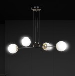 Lampa wisząca Ognis 4-punktowa w kolorze czarnym. Posiada cztery okrągłe, białe klosze umieszczone na metalowych ramionach z wykończeniem w kolorze złotym. Zawieszona na cienkich linkach, montowana do sufitu, idealna do nowoczesnych wnętrz.