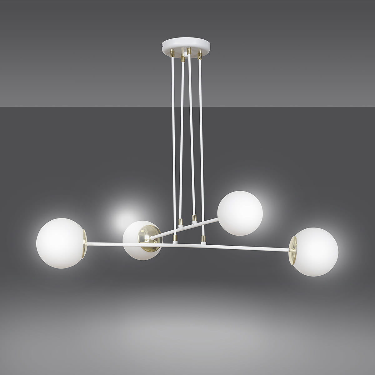 Lampa wisząca Ognis 4-punktowa, biała z czterema okrągłymi kloszami z opalowego szkła. Konstrukcja z białymi metalowymi rurkami, mocowana do sufitu. W tle szare, jednolite tło.