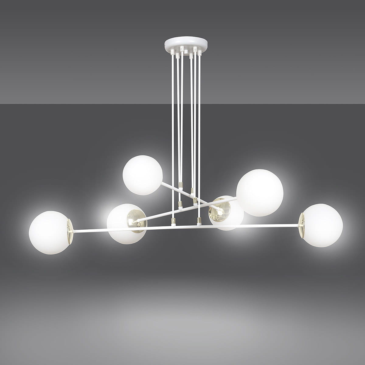 Lampa wisząca Ognis 6-punktowa w białym kolorze, z sześcioma okrągłymi, mlecznymi kloszami, zawieszona na cienkich, białych linkach. Konstrukcja metalowa, minimalistyczna forma, montowana sufitowo, na jednolitym szarym tle.