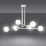 Lampa wisząca Ognis 6-punktowa w białym kolorze, z sześcioma okrągłymi, mlecznymi kloszami, zawieszona na cienkich, białych linkach. Konstrukcja metalowa, minimalistyczna forma, montowana sufitowo, na jednolitym szarym tle.