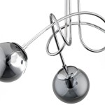 Lampa wisząca Tango Glass 3-punktowa, z chromowanymi elementami. Trzy szklane kule w odcieniach szarości, połączone spiralnymi rurkami. Ujęcie z góry, ukazujące szczegóły konstrukcji i kształt lampy.