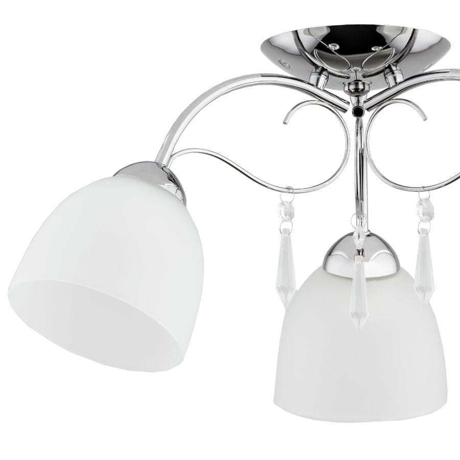 Lampa sufitowa 3-punktowa Nata z metalowym, chromowanym stelażem. Posiada trzy biało-matowe klosze w kształcie półkul, zdobione przezroczystymi kryształkami. Ujęcie z dołu, pokazujące detal konstrukcji i zawieszenia.