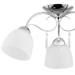Lampa sufitowa 3-punktowa Nata z metalowym, chromowanym stelażem. Posiada trzy biało-matowe klosze w kształcie półkul, zdobione przezroczystymi kryształkami. Ujęcie z dołu, pokazujące detal konstrukcji i zawieszenia.