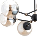 Lampa wisząca Itoris 6-punktowa, z czarnymi metalowymi ramionami, w których umieszczono sześć lekko przyciemnionych szklanych kloszy o okrągłym kształcie. Ujęcie z góry, ukazujące detale konstrukcji i połyskujące elementy.