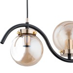 Lampa wisząca Korda 3-punktowa w kolorze złotym. Posiada trzy szklane kuliste klosze w odcieniu przydymionego szkła, zamocowane na czarnym, zakrzywionym stelażu z metalowymi elementami.