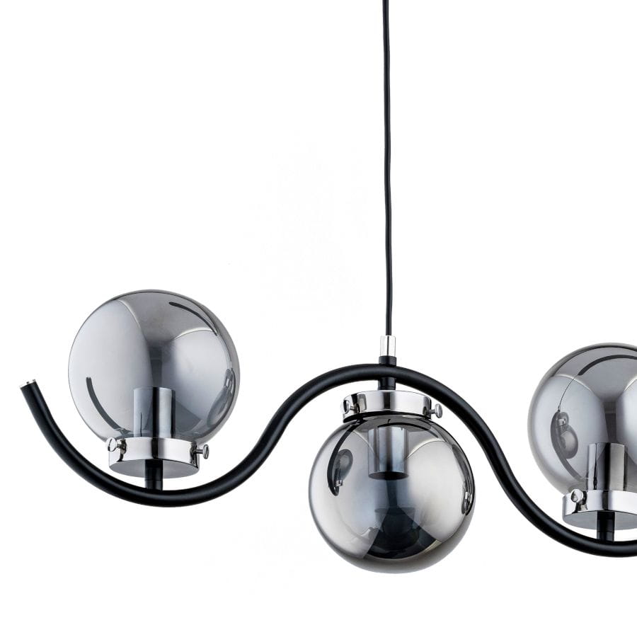Lampa wisząca Korda 5-punktowa w kolorze chromu. Posiada zaokrąglone klosze w metalicznym odcieniu i czarną, falującą konstrukcję. Widok z boku, z widocznym kablem zawieszenia. Idealna do nowoczesnych wnętrz.
