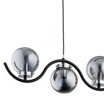 Lampa wisząca Korda 5-punktowa w kolorze chromu. Posiada zaokrąglone klosze w metalicznym odcieniu i czarną, falującą konstrukcję. Widok z boku, z widocznym kablem zawieszenia. Idealna do nowoczesnych wnętrz.