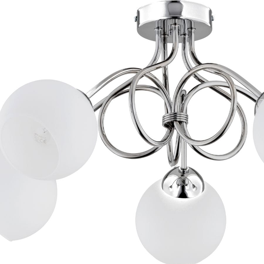 Mila lampa sufitowa 5-punktowa z chromowanym stelażem i pięcioma matowymi kloszami w kształcie kul. Produkt wisi pod sufitem, z widocznymi, stylowymi detalami i nowoczesnym designem.