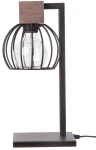 Brązowa lampka stołowa Milan z jedną żarówką, posiada metalową klatkę oraz kwadratowy drewniany element u góry. Ujęcie frontalne, lampka stoi na prostokątnej podstawie, przewód zasilający widoczny z boku.