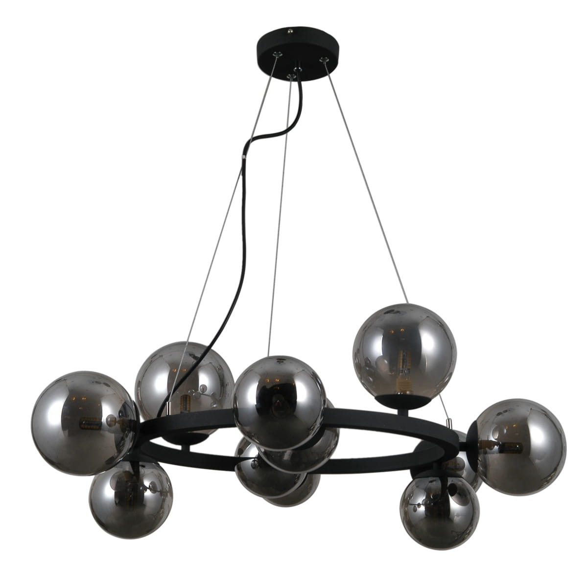Czarna lampa wisząca Montora, 11-punktowa, z okrągłym metalowym stelażem. Wisi na cienkich linkach, a jej klosze mają lustrzane, szklane wykończenie. Produkt prezentowany na białym tle.