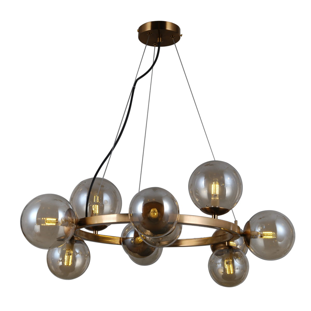 Lampa wisząca Montora 11-punktowa, mosiężna, z przezroczystymi kulami. Ułożona w okrąg, z 11 żarówkami, zawieszona na cienkich linkach. Ażurowa konstrukcja z metalowym stelażem, idealna do nowoczesnych wnętrz.