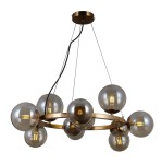Lampa wisząca Montora 11-punktowa, mosiężna, z przezroczystymi kulami. Ułożona w okrąg, z 11 żarówkami, zawieszona na cienkich linkach. Ażurowa konstrukcja z metalowym stelażem, idealna do nowoczesnych wnętrz.