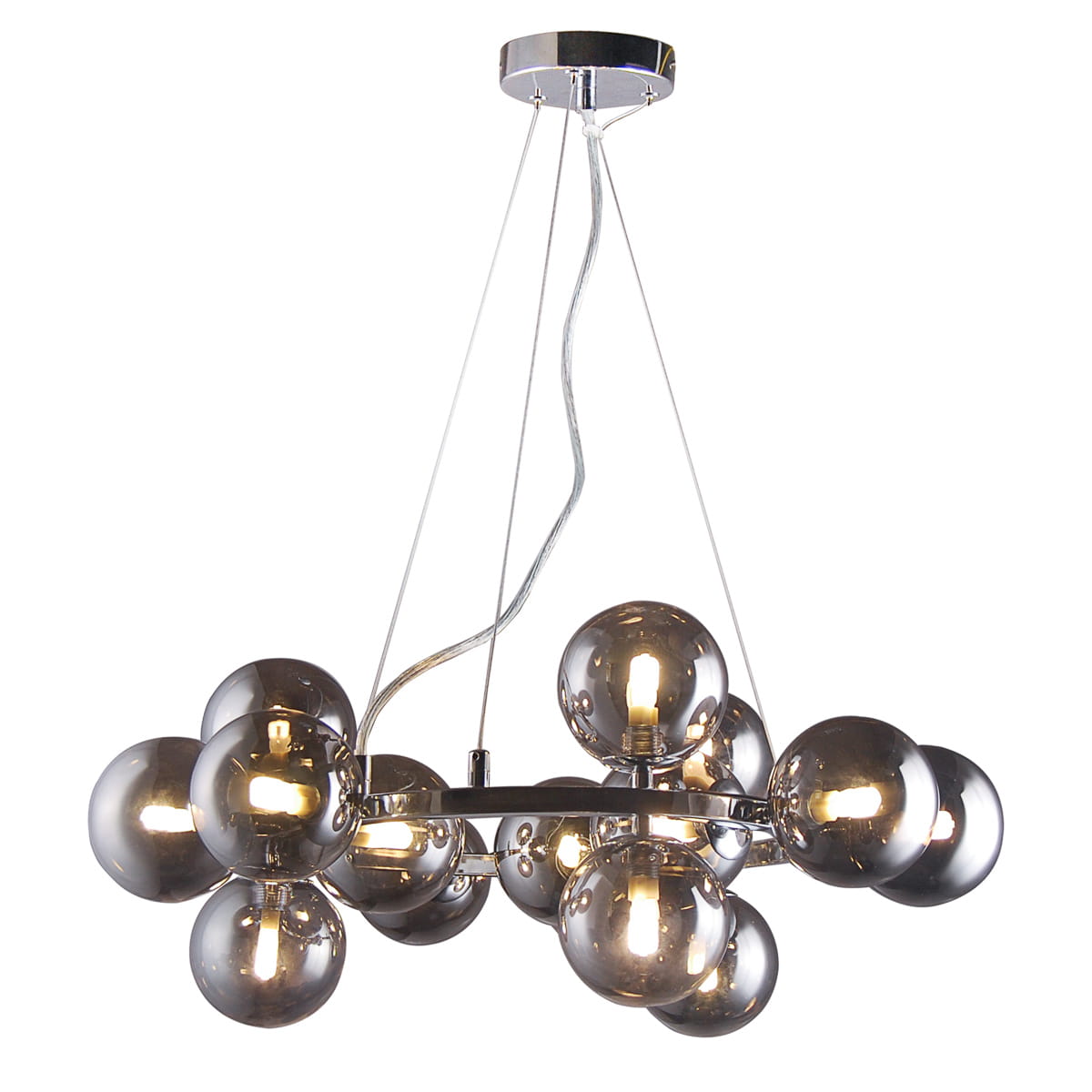 Lampa wisząca Marbelio 15-punktowa w chromowanym wykończeniu. Składa się z 15 szklanych kul w metalowym stelażu, zawieszona na cienkich linkach. Kule mają lustrzaną powierzchnię, co nadaje nowoczesny charakter. Ujęcie z dołu, w zbliżeniu na detale.