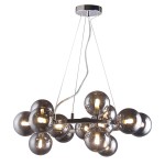 Lampa wisząca Marbelio 15-punktowa w chromowanym wykończeniu. Składa się z 15 szklanych kul w metalowym stelażu, zawieszona na cienkich linkach. Kule mają lustrzaną powierzchnię, co nadaje nowoczesny charakter. Ujęcie z dołu, w zbliżeniu na detale.
