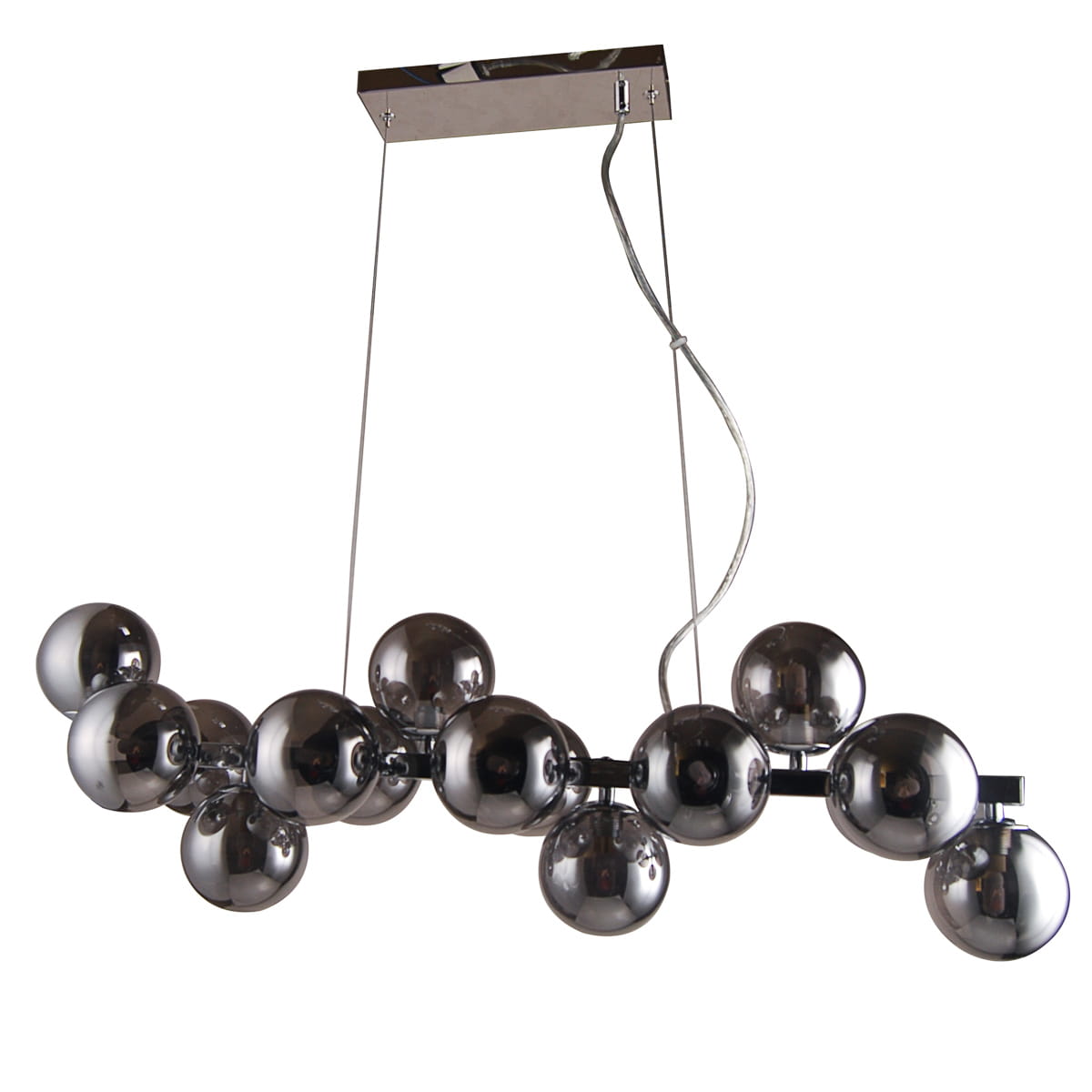 Lampa wisząca Marbelio 16-punktowa w chromowanym wykończeniu. Składa się z 16 połyskujących kul, zawieszonych na metalowej konstrukcji. Ujęcie z boku, wisząca, na prostokątnej podstawie, z widocznymi przewodami.
