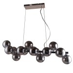 Lampa wisząca Marbelio 16-punktowa w chromowanym wykończeniu. Składa się z 16 połyskujących kul, zawieszonych na metalowej konstrukcji. Ujęcie z boku, wisząca, na prostokątnej podstawie, z widocznymi przewodami.