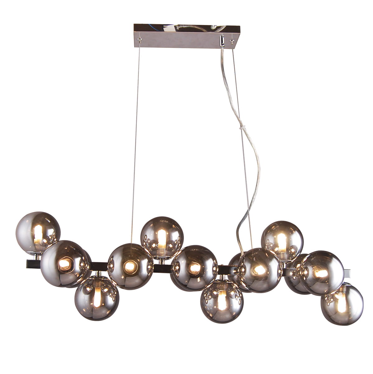 Lampa wisząca Marbelio 16-punktowa w kolorze chromu. Posiada 16 błyszczących kulistych kloszy umieszczonych na prostokątnej podstawie. Zawieszona na cienkich linkach, idealna do nowoczesnych wnętrz.