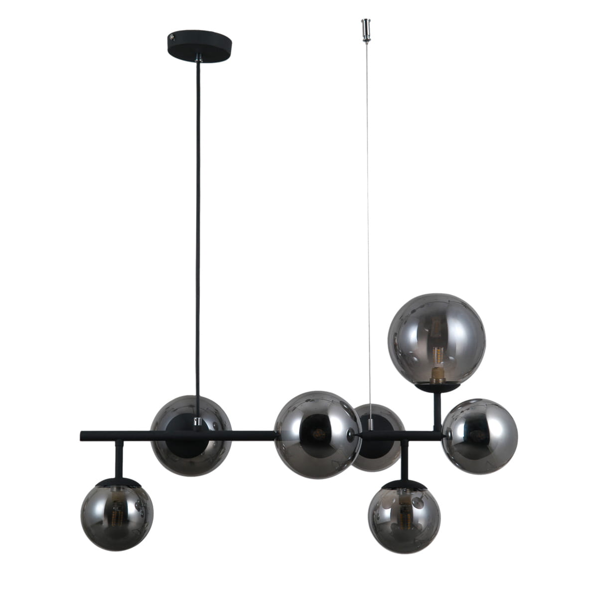 Lampa wisząca Frontera 7-punktowa w kolorze czarnym, z metalowym stelażem i siedmioma szklanymi kulami w odcieniu ciemnoszarym. Produkt zawieszony na cienkim przewodzie, z klasycznym mocowaniem sufitowym. Idealna do nowoczesnych wnętrz.