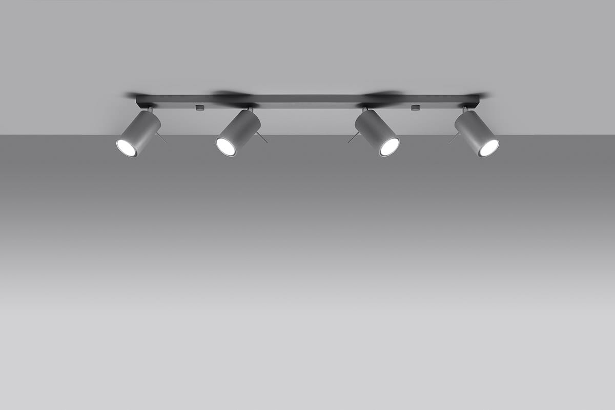 Czteropunktowa lampa sufitowa w kolorze szarym, z cylindrycznymi reflektorami skierowanymi w dół. Ujęcie frontalne, montowana na suficie, z metalową konstrukcją. Reflektory mają gładką, matową powierzchnię.
