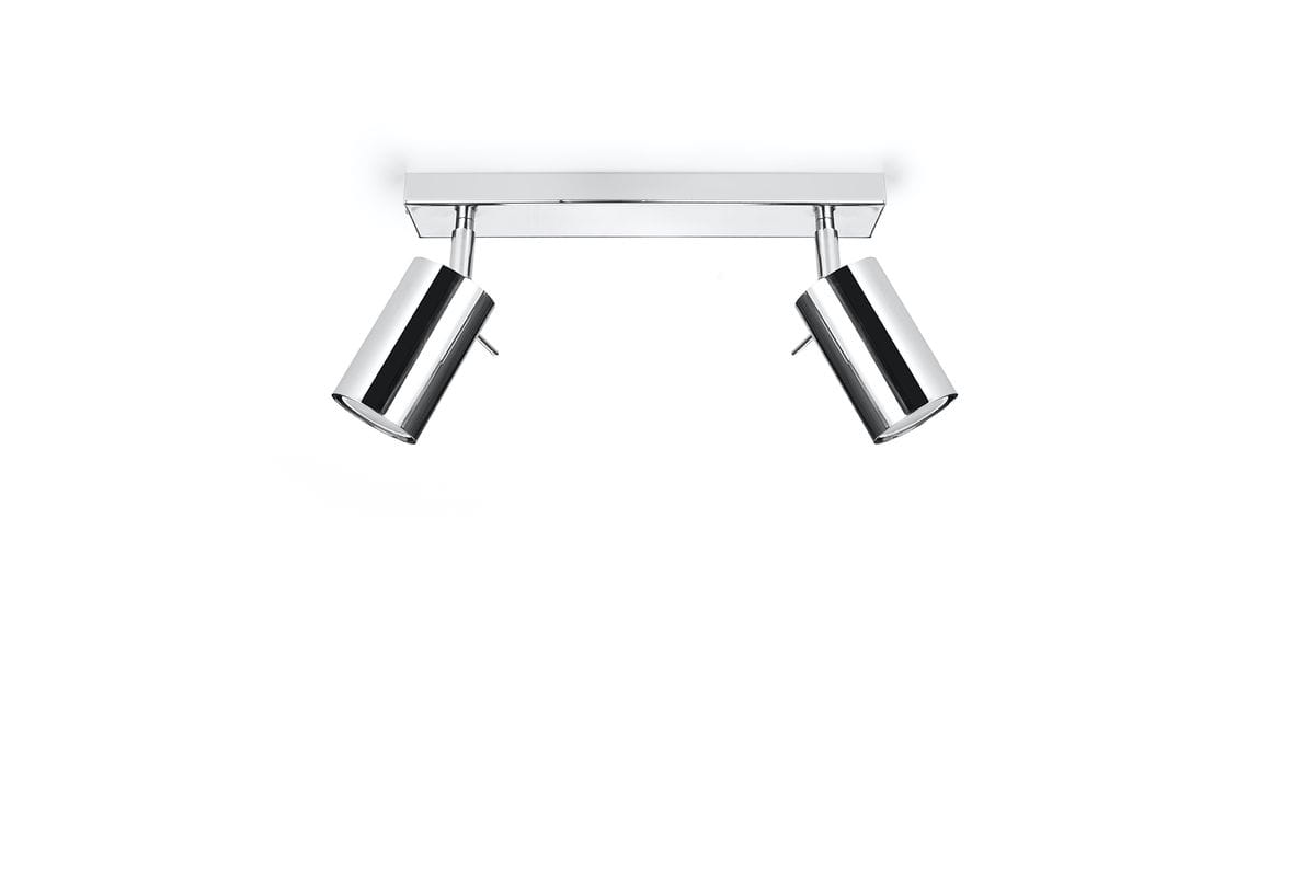 Lampa sufitowa 2-punktowa w kolorze chromu, z dwoma cylindrycznymi reflektorami zamocowanymi na prostokątnej podstawie. Reflektory są ustawione pod kątem, co umożliwia kierowanie światła w różne miejsca. Tło białe, co podkreśla nowoczesny design.