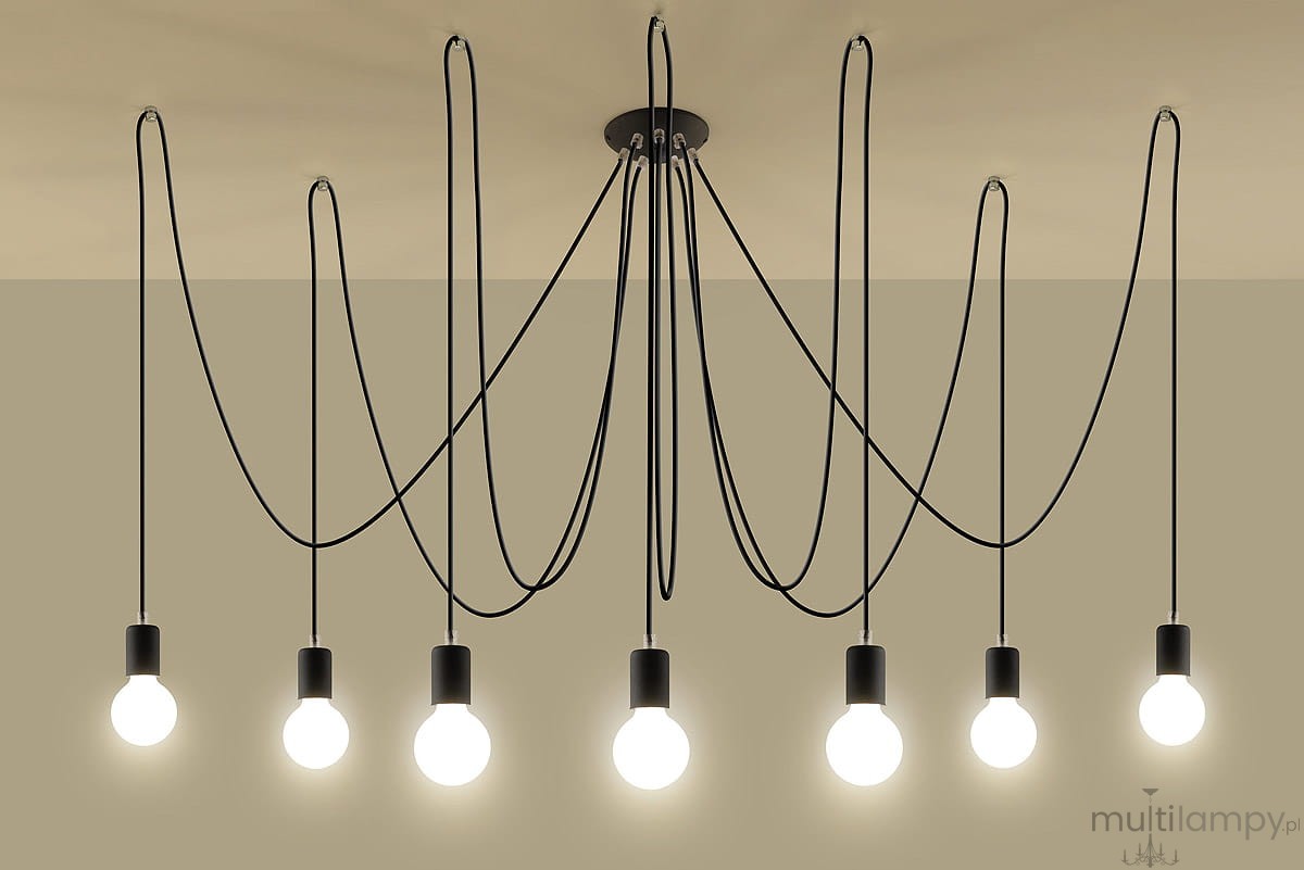 Lampa wisząca Edison 7-punktowa z czarnymi kablami i oprawkami, zawieszona na suficie. Każda z siedmiu żarówek ma okrągły kształt i emituje białe światło, tworząc minimalistyczny i nowoczesny wygląd na tle jasnej ściany.