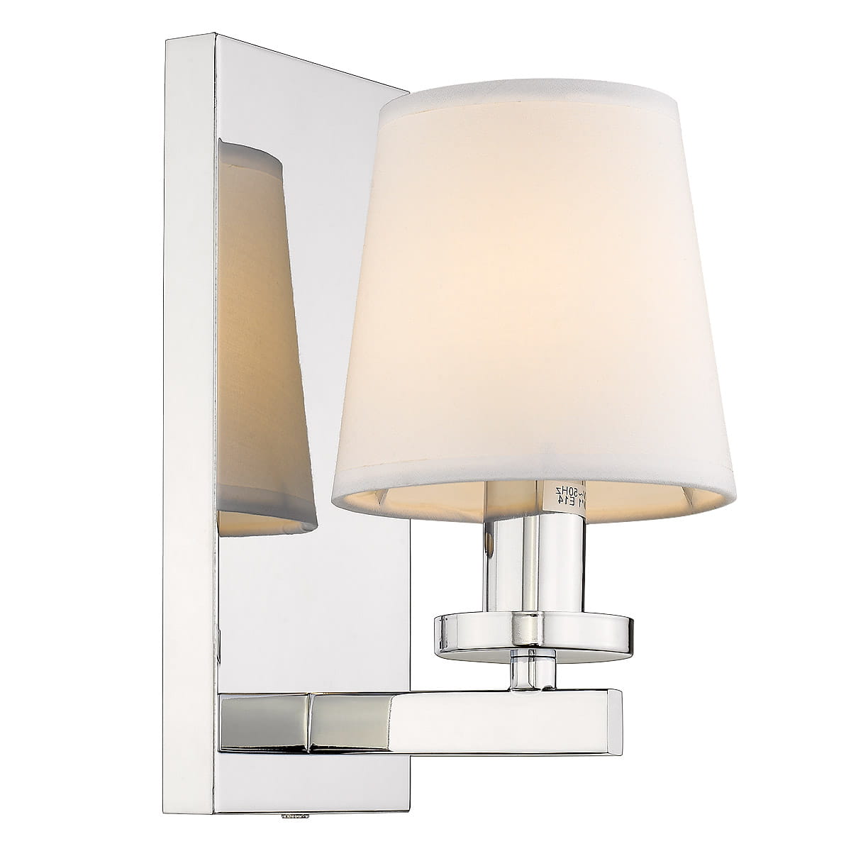 Kinkiet London 1-punktowy w chromie i białym kolorze, z okrągłym kloszem z tkaniny. Ujęcie z boku, z widoczną chromowaną podstawą i odbiciem na ścianie. Elegancki design, idealny do nowoczesnych wnętrz.