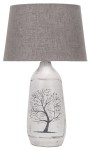 Lampka stołowa Walia z białą, ceramiczną podstawą w kształcie butelki, zdobioną rysunkiem drzewa oraz napisami. Szary, materiałowy klosz w kształcie stożka, ustawiona na płaskiej powierzchni. Wysoka, elegancka forma, idealna do różnych aranżacji wnętrz.