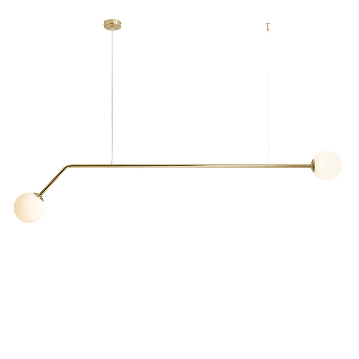 Lampa wisząca Pure 2-punktowa w kolorze złotym, z długim, prostym ramieniem oraz dwoma okrągłymi, białymi kloszami. Zawieszona na cienkim, białym przewodzie, prezentująca nowoczesny design. Ujęcie frontalne.