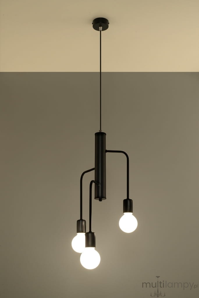 Lampa wisząca Duomo 3M w kolorze czarnym, z trzema źródłami światła. Posiada prostą, cylindryczną konstrukcję z metalowymi ramionami. Ujęcie z dołu, zawieszona na cienkim przewodzie, na tle szaro-beżowym.