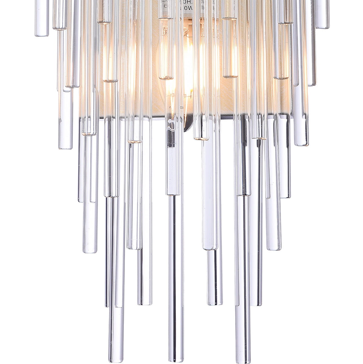 Kinkiet Reykjavik 2-punktowy W02073CP z przezroczystymi, szklanymi rurkami w różnych długościach, zamontowany na prostokątnej podstawie. Oświetlenie emituje ciepłe światło, tworząc efektowną dekorację ściany.