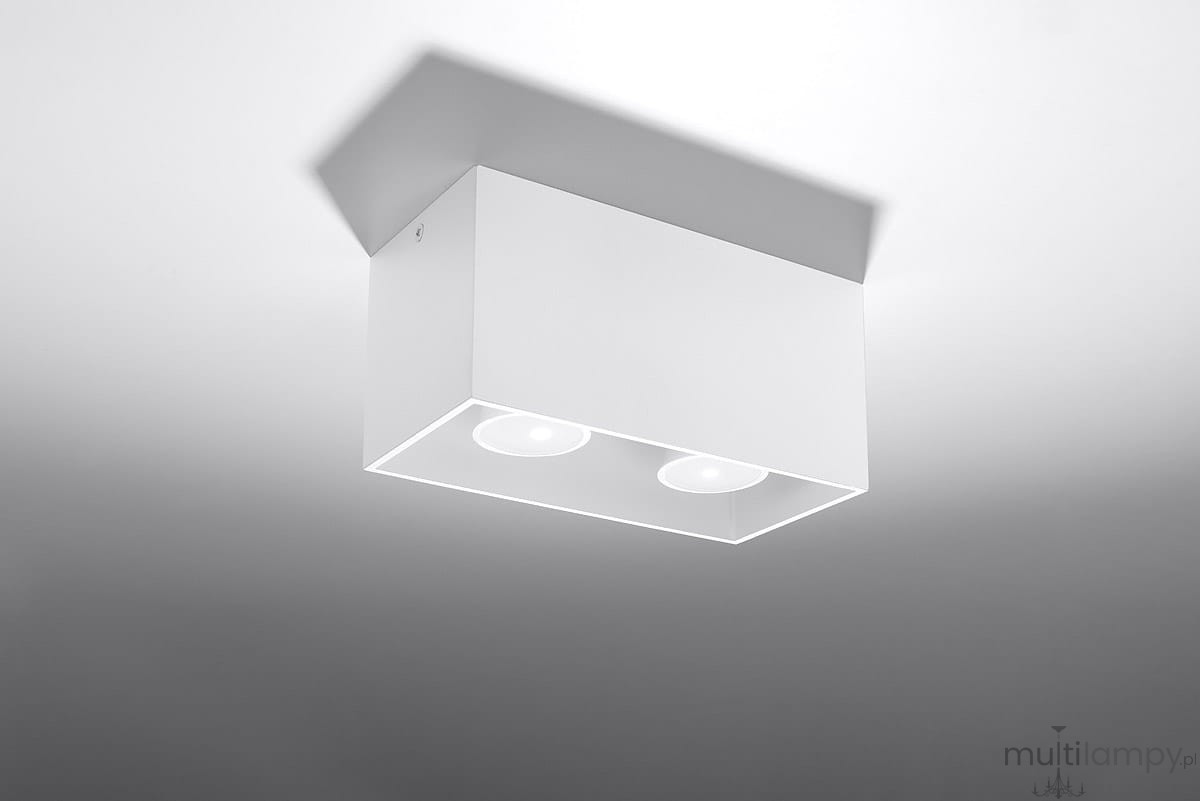 Lampa sufitowa Quad Maxi w kolorze białym, z dwoma okrągłymi źródłami światła. Produkt zamontowany na suficie, w prostokątnej obudowie. Kąt ujęcia z góry, ukazujący minimalistyczny design i eleganckie wykończenie.