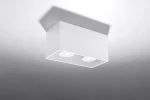 Lampa sufitowa Quad Maxi w kolorze białym, z dwoma okrągłymi źródłami światła. Produkt zamontowany na suficie, w prostokątnej obudowie. Kąt ujęcia z góry, ukazujący minimalistyczny design i eleganckie wykończenie.